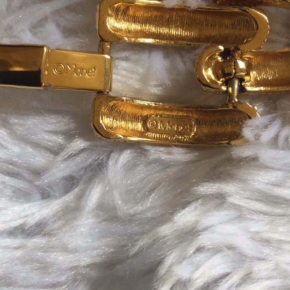 Gold tone 7 1/2” braclet by Monet - Picture 5 of 8
